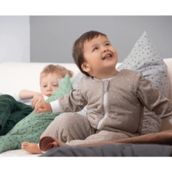 ODENWÄLDER Schlafoverall Hopsi Lovely Nightsky Sweet Chocolate 7 ODENWÄLDER Schlafoverall Hopsi Lovely Nightsky Sweet Chocolate -Geschäft Für Babyschlafsackzubehör odenwaelder schlafoverall hopsi lovely nightsky sweet chocolate a415481 2